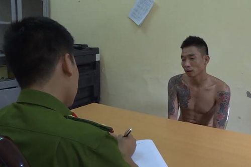 Bắt đối tượng nghi ngáo đá khống chế vợ con, đâm công an xã