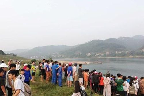 Sau dòng tin nhắn...phát hiện 2 em học sinh lớp 11 tử vong dưới hồ nước