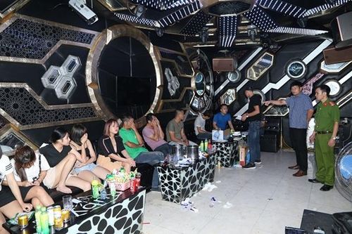Bắt quả tang 5 thiếu nữ thác loạn cùng 4 thanh niên trong Karaoke Rubi