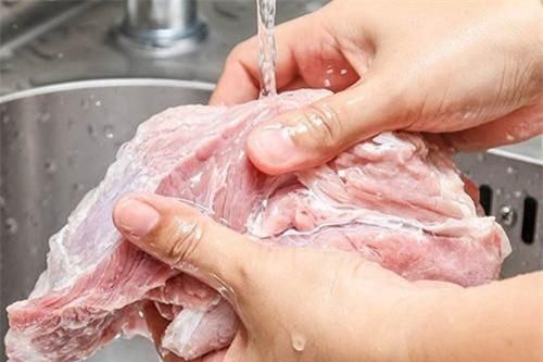 Sai lầm khi rửa thịt phần lớn người Việt đang mắc gây hại cho sức khỏe