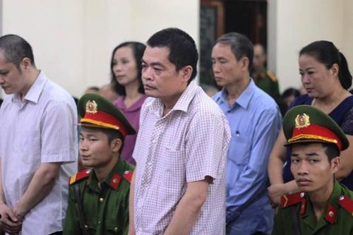 Gian lận thi cử tại Hà Giang: Quá nhiều nhân chứng vắng mặt, Hội đồng xét xử quyết định hoãn phiên tòa
