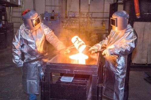 Apple 'chơi lớn' mạnh tay đầu tư vào nhà sản xuất kính Corning