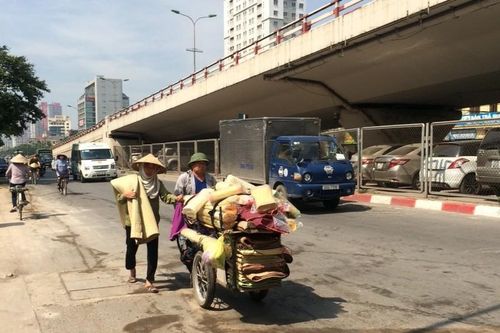 Mưu sinh ở Hà Nội: Ngày đi bộ 30km, mỗi năm lương tăng chỉ 10 nghìn đồng