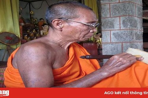 Giữ gìn và phát huy kỹ thuật viết chữ trên kinh lá buông