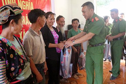 Tuyên truyền pháp luật và tặng quà hộ nghèo, học sinh bản Huổi Chan 2, xã Mường Pồn