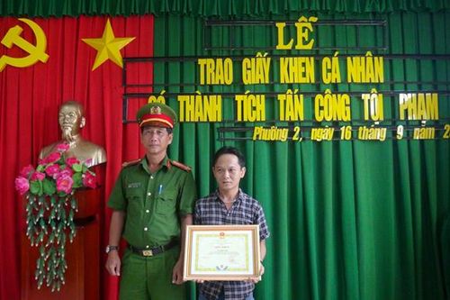 Khen thưởng anh bảo vệ dân phố bắt cướp
