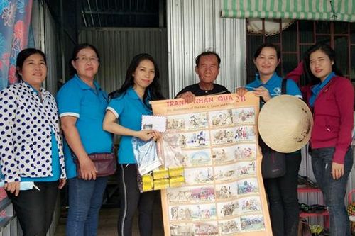 Bàn giao nhà tình thương, nhà tình nghĩa và công trình thắp sáng đường quê