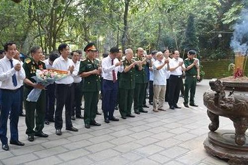 Dâng hương tưởng niệm 65 năm ngày Bác Hồ về thăm Đền Hùng