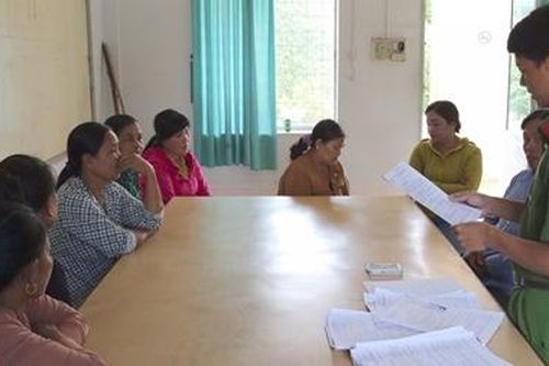 Xử phạt 13 'quý bà' đánh bài ăn tiền