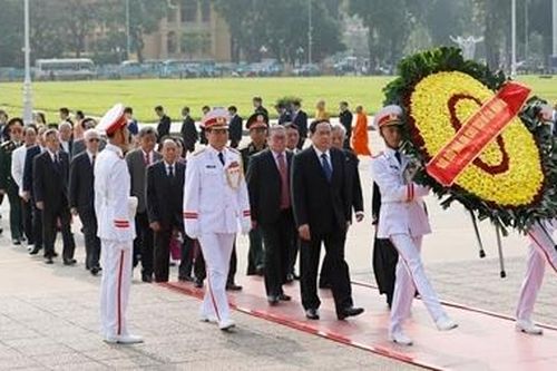 Đoàn đại biểu MTTQ vào Lăng viếng Bác và tưởng niệm các anh hùng liệt sỹ
