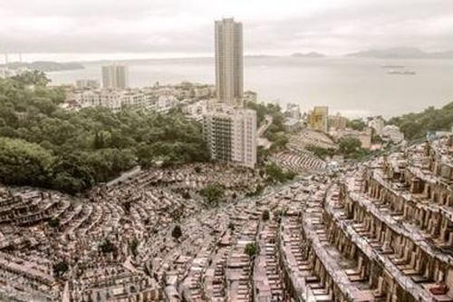 Choáng ngợp 'thành phố người chết' giữa lòng Hong Kong phồn hoa