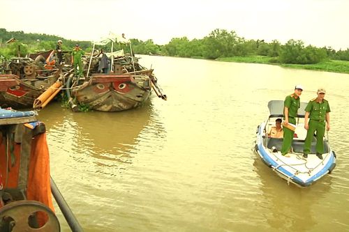 Bơm hút cát trái phép, một người rơi sông tử vong