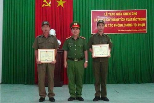 Khen thưởng hai công an viên truy đuổi 5km bắt tên trộm
