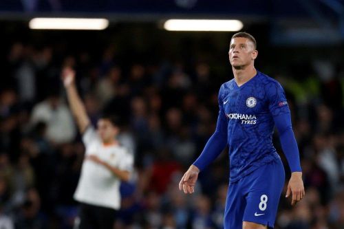 Cầu thủ Chelsea tranh nhau đá phạt đền, HLV Lampard nói gì?