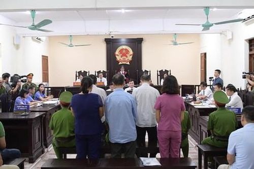 Hoãn tòa xử vụ gian lận thi cử ở Hà Giang vì vắng mặt hơn trăm người!