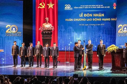 Tổng Công ty Đầu tư và Phát triển nhà Hà Nội đón nhận Huân chương Lao động Hạng Nhất