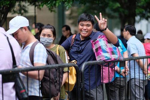 Hết thời dân buôn Việt thuê người xếp hàng mua iPhone