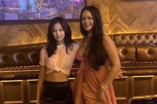 Jennie ăn mặc đơn giản vẫn tự tin đọ sắc cùng Rihanna
