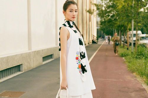 Quan Hiểu Đồng bị chê quê mùa khi tham dự show thời trang
