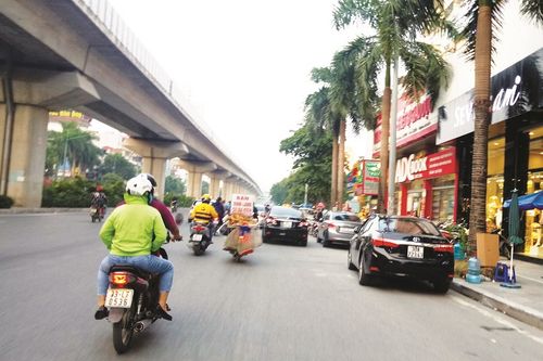 Nhà sách ADC biến lòng đường thành bãi đỗ xe