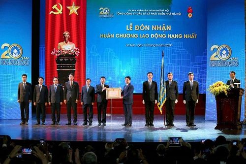 Tổng Công ty Đầu tư và Phát triển nhà Hà Nội đón nhận Huân chương Lao động Hạng Nhất