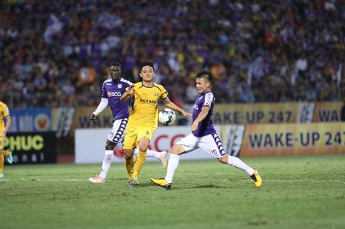 Thành Chung che mờ Quang Hải, đưa Hà Nội lên ngôi ở sân Vinh