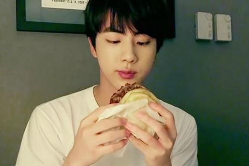 Là triệu phú nhưng Jin BTS vẫn thích chơi trò con trẻ để chia tiền ăn