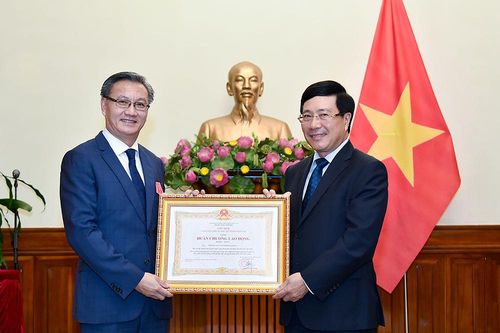 Trao tặng Huân chương Lao động hạng Nhất cho Đại sứ Lào