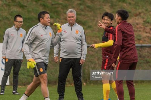 Guss Hiddink bị LĐBĐ Trung Quốc sa thải vì để thua U22 Việt Nam của Park Hang Seo