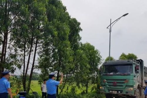 Xử lý nhiều trường hợp xe quá tải trên địa bàn tỉnh Hà Nam, Ninh Bình