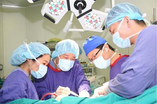 Chăm con thừa chất, bé trai 12 tuổi ở Hà Nội đầy sỏi trong mật