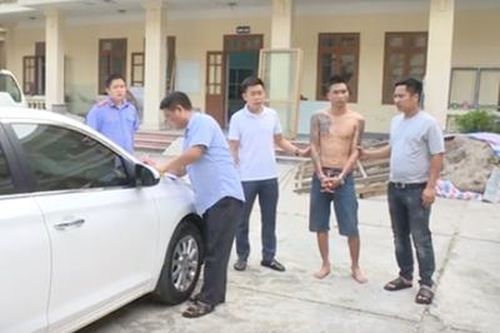 Nghẹt thở giải cứu người phụ nữ cùng 3 con nhỏ bị chồng khống chế