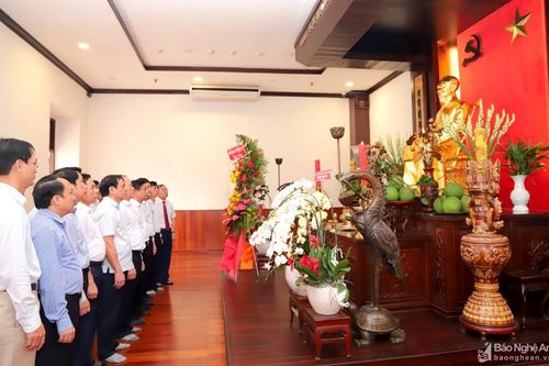 Lãnh đạo tỉnh Nghệ An dâng hoa tưởng niệm Chủ tịch Hồ Chí Minh tại thành phố mang tên Bác