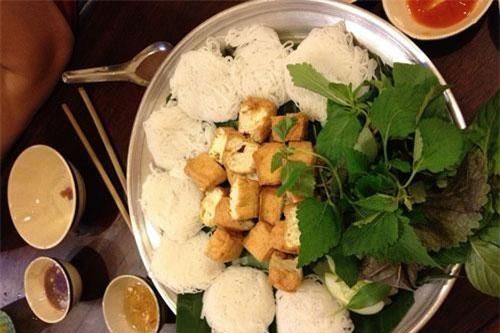 Báo Tây hết lời khen ngợi bún đậu mắm tôm Việt Nam