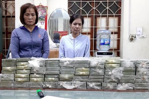 Cảnh sát vây bắt hai người phụ nữ đang giao dịch 80 bánh heroin