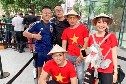 Đến hẹn lại lên, người Việt chen chúc nhau xếp hàng chờ mua iPhone 11 tại Singapore
