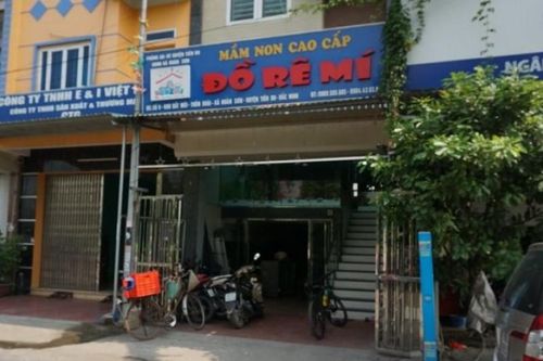 Bé trai 3 tuổi bị bỏ quên trên xe đưa đón của trường mầm non đã xuất viện