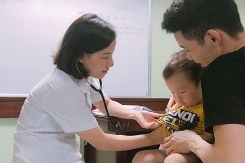 Tuyệt chiêu giúp con trẻ không sợ khi đi khám bệnh