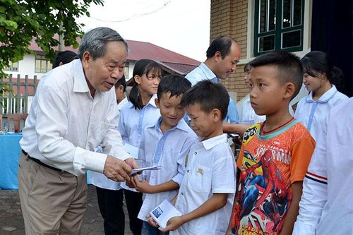 Trao 30 suất học bổng cho học sinh nghèo vượt khó học giỏi