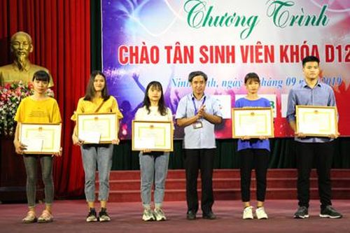 Trường Đại học Hoa Lư tổ chức chương trình 'Chào tân sinh viên'