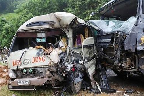 Tai nạn nghiêm trọng giữa xe khách và xe tải tại huyện Thanh Sơn