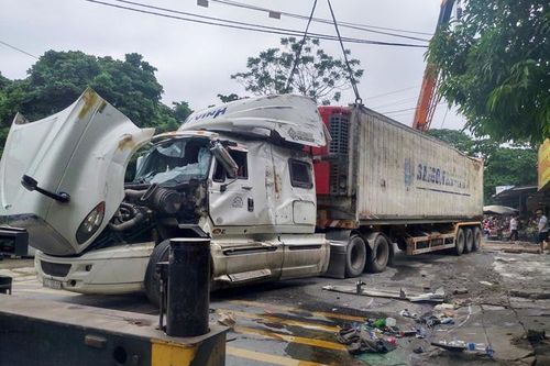 Lật xe container gây ùn tắc giao thông