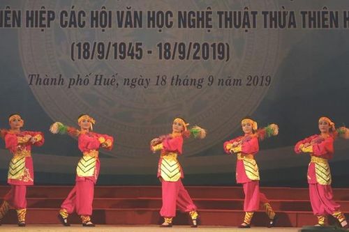 Văn hóa - Nghệ thuật Văn nghệ - Âm nhạc Biểu diễn nghệ thuật kỷ niệm ngày thành lập Liên hiệp các Hội Văn học nghệ thuật