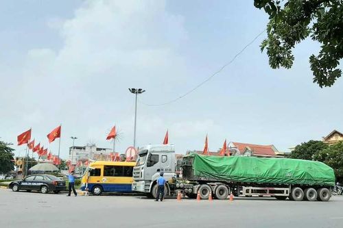 Phú Thọ: Thanh tra giao thông tăng cường kiểm soát xe quá khổ, quá tải