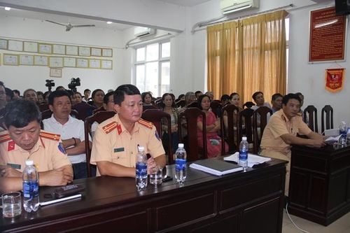 Gần 100 chủ doanh nghiệp, tài xế ký cam kết chấp hành Luật giao thông