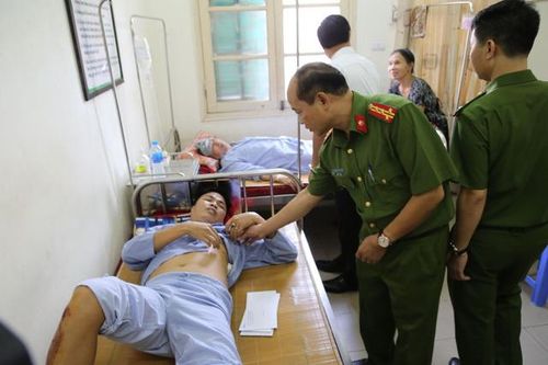 Hãi hùng lời kể của phó trưởng công an xã bị đối tượng ngáo đá khống chế vợ con, đâm bị thương