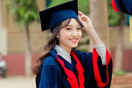 Nụ cười rạng rỡ của nữ sinh liệt cả hai chân