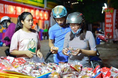 Bán tháo bánh Trung thu giá siêu rẻ, khách đổ xô mua