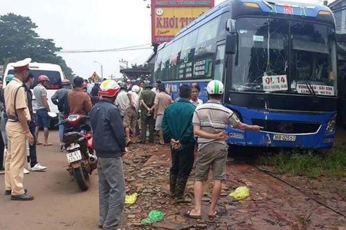 Xe khách giường nằm mất lái, tông chết 2 người