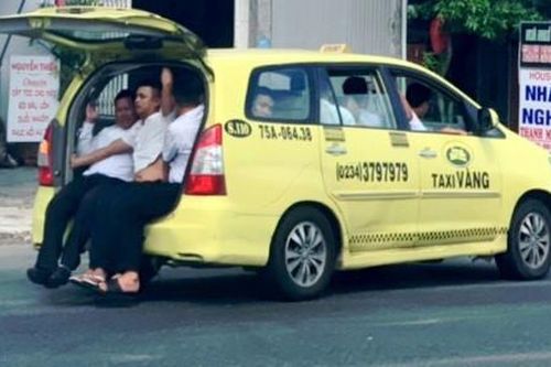 Taxi nhồi 11 người 'làm xiếc' trên quốc lộ 1